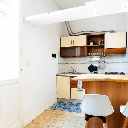 Elegant House In The Heart Of With A Terrace Lägenhet